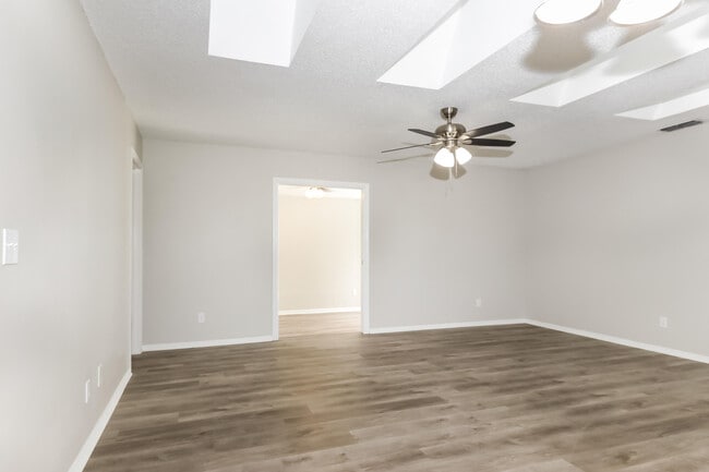 Building Photo - 2574 SW Monterrey Ln