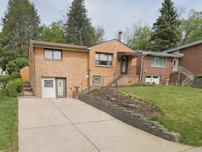 Building Photo - *Updated & Charming 2BD/2BA Single Family ...