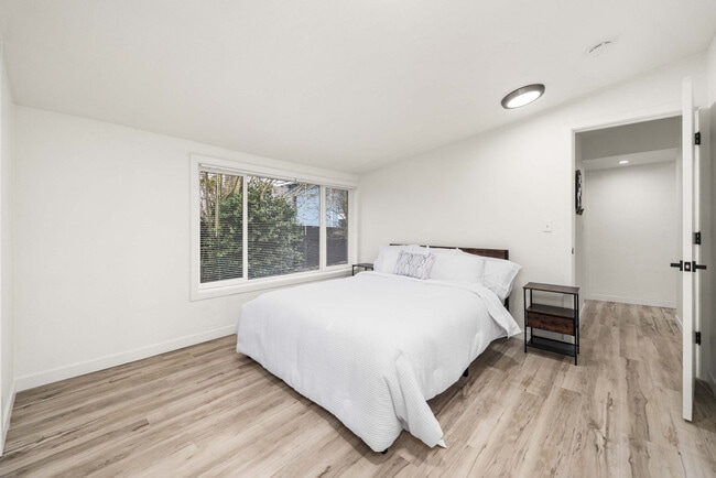 Building Photo - 815 SW Cloverdale St