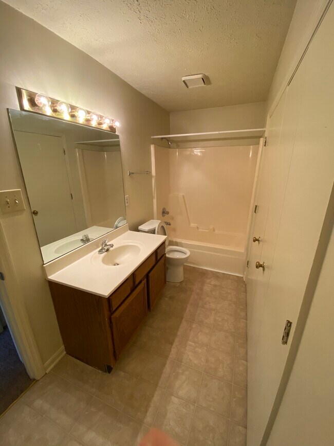 Building Photo - 2217 Overland Ct