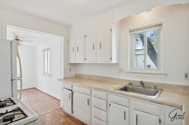 Building Photo - $1,250 - 3 Bed / 1 Bath House in Eastpointe