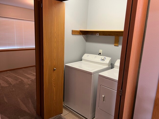 Building Photo - 450 Skare Rd