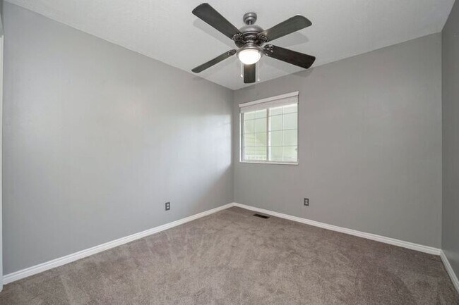 Building Photo - Great Location - Leafy Sandy Condo