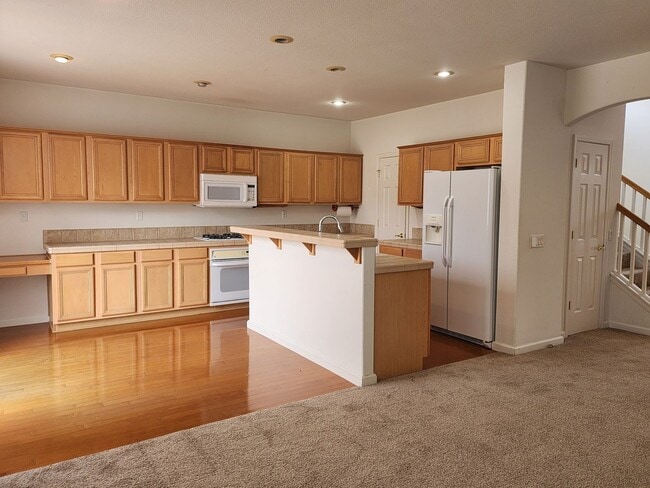 Building Photo - Large home on a golf course