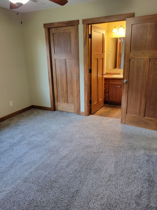 Building Photo - One Level Townhouse