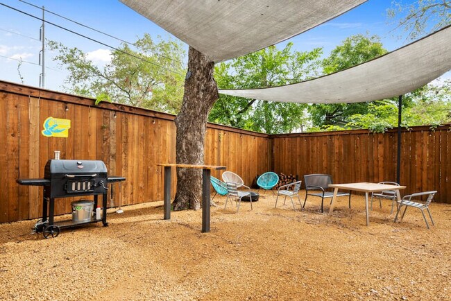 Building Photo - 921 E Hattie St