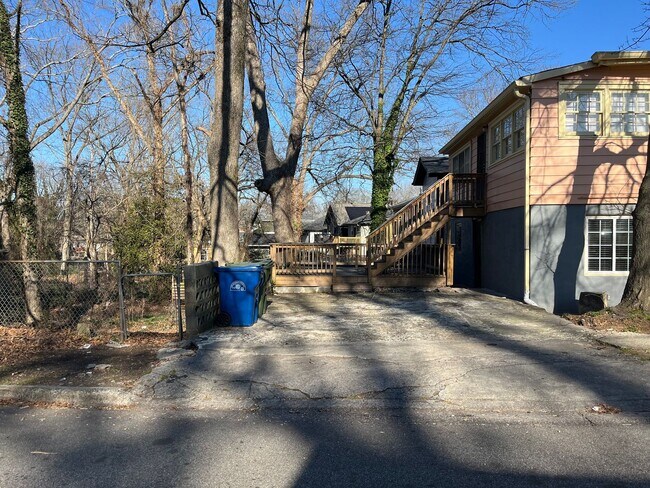 Building Photo - Spacious 3/2 Duplex Unit w/ Bonus Room Min...