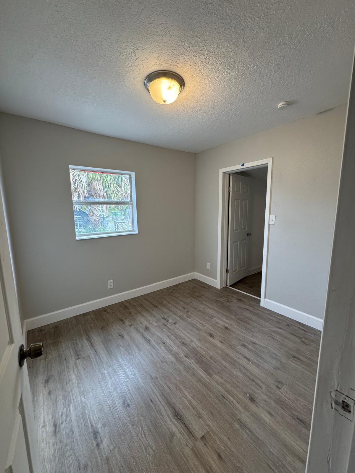 Building Photo - 2420 Edwin St NE