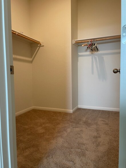 Building Photo - 131 Peony Ln.