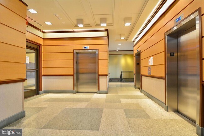 Building Photo - 4600 S Four Mile Run Dr