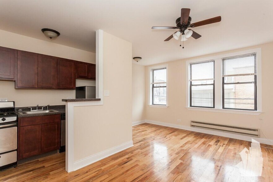 Building Photo - 812 W Diversey Pky