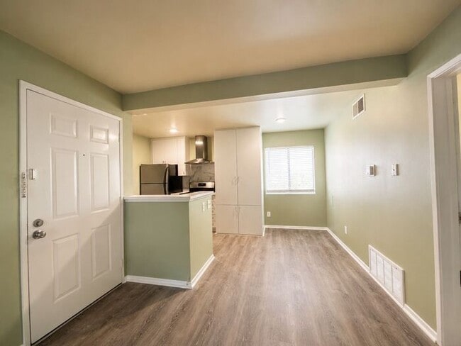 Building Photo - Welcome to your condo in a quiet gated community in Chatsworth, CA!