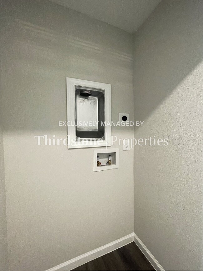 Building Photo - 1309 Pangola Dr