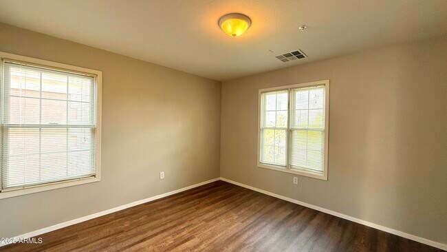 Building Photo - 1632 E Canyon Creek Dr