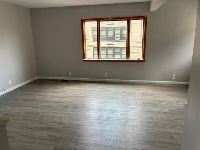 Building Photo - Valley Street 1102