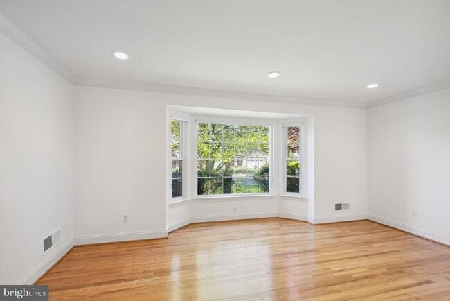 Building Photo - 5916 Greentree Rd