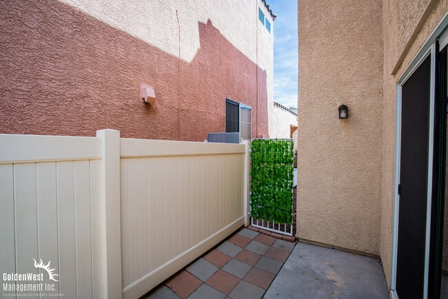 Building Photo - Fabulous 2Bdm 2.5Ba Home With Community Park & Pool.