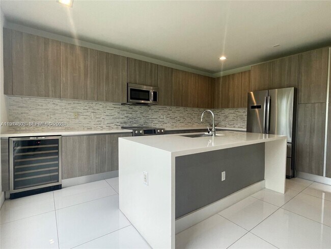 Building Photo - 6855 NW 103rd Ave