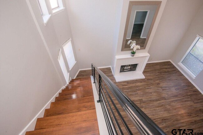 Building Photo - 5823 Hollytree Dr