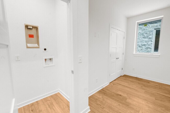 Building Photo - 3038 Edwin Cir