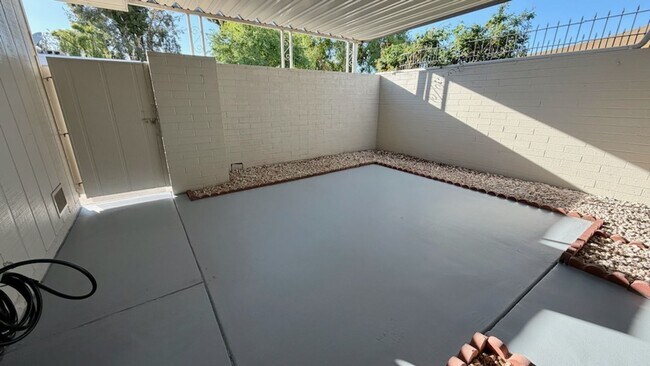 Building Photo - Updated condo in Sun City!