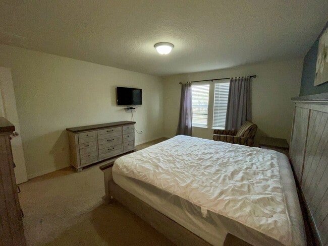 Building Photo - Spacious 5-Bed / 4.5-Bath Townhome w/ Private Pool & Sundeck in Gated Oakmont at Solterra Near Di...