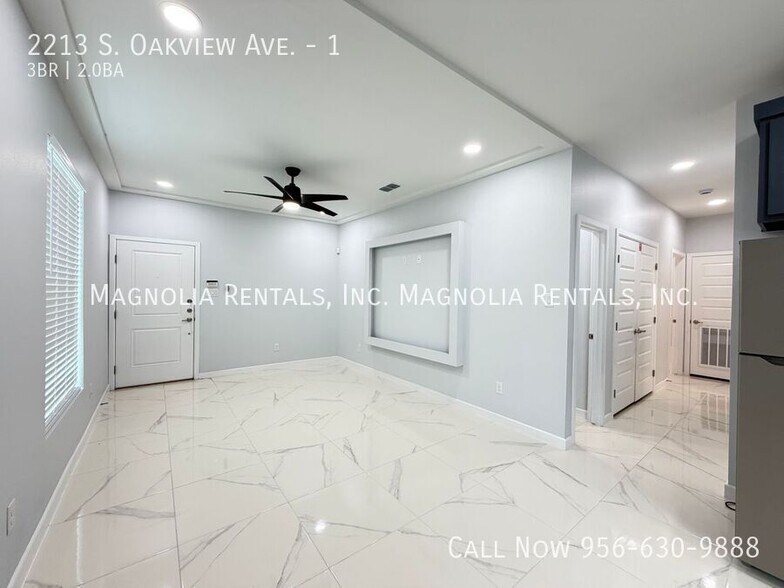 Building Photo - 2213 S Oakview Dr