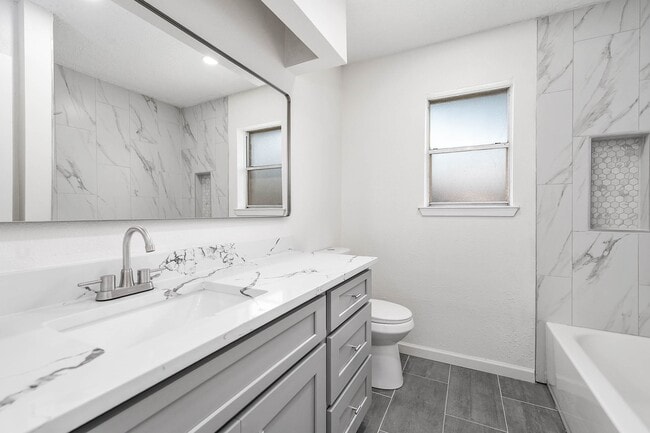 Building Photo - 6526 Lynngate Dr