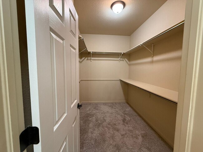 Building Photo - Beautiful 4 bedroom, 2 bath, 3 car garage ...