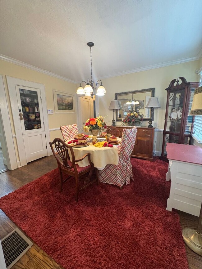 Building Photo - Knoxville 37917 - 2 bedroom, 1 bath - call Lisa Vineyard 865-216-9334