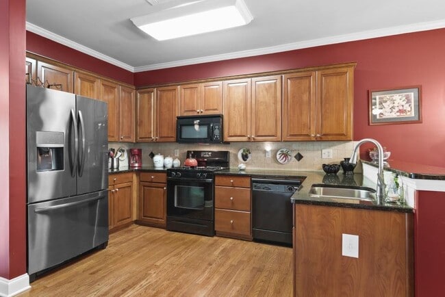 Building Photo - 423 Royal Cres Ln E