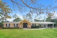 Building Photo - Charming 3 Bedroom