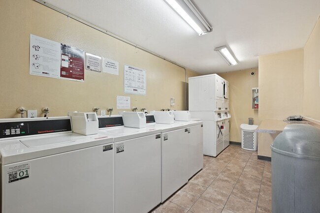 Building Photo - Updated 2BD/2BA Apartment IN SYLMAR