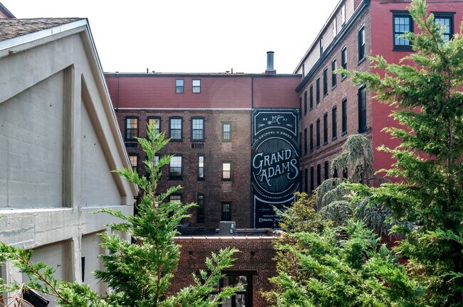 Building Photo - 300 Grand St