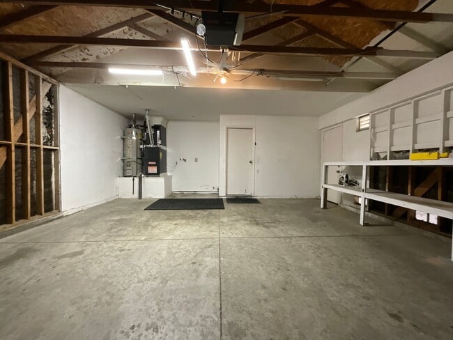 Building Photo - Single story Rosamond Home