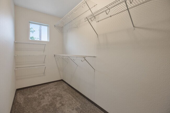 Building Photo - 3 bedroom 2.5 bathroom End Unit Modern Tow...