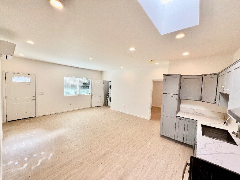 Building Photo - 859 W 43rd Pl