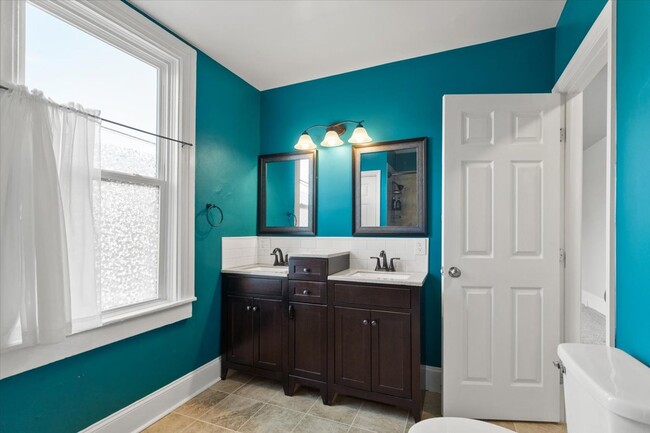 Building Photo - Beautiful 3BR 2.5 BA Townhouse in Downtown...