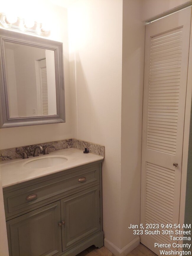Building Photo - For Rent - Tacoma darling 1 bedroom 1 bath...