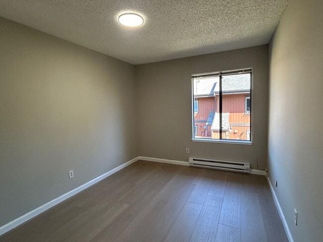 Building Photo - Nice 3br/1.5ba Town Home. Great school. Wa...