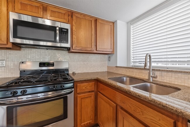 Building Photo - 2307 Brook View Ln