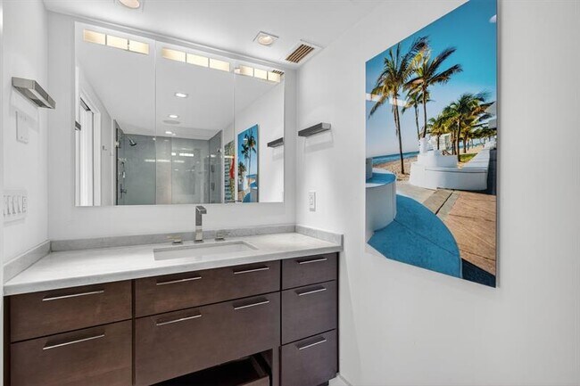 Building Photo - 2715 N Ocean Blvd