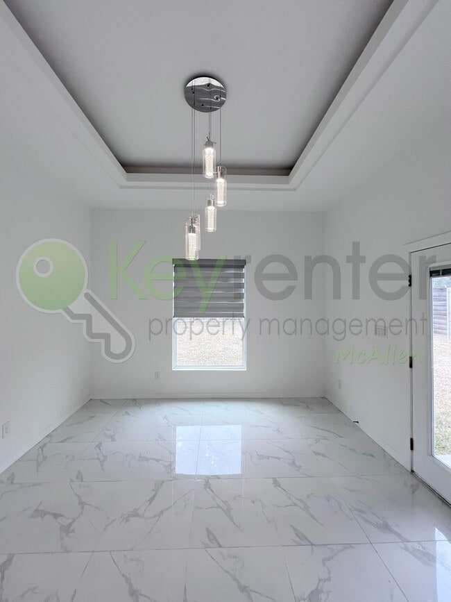 Building Photo - Stunning - 3 b/2.5 bath Home - Don't Miss Out!