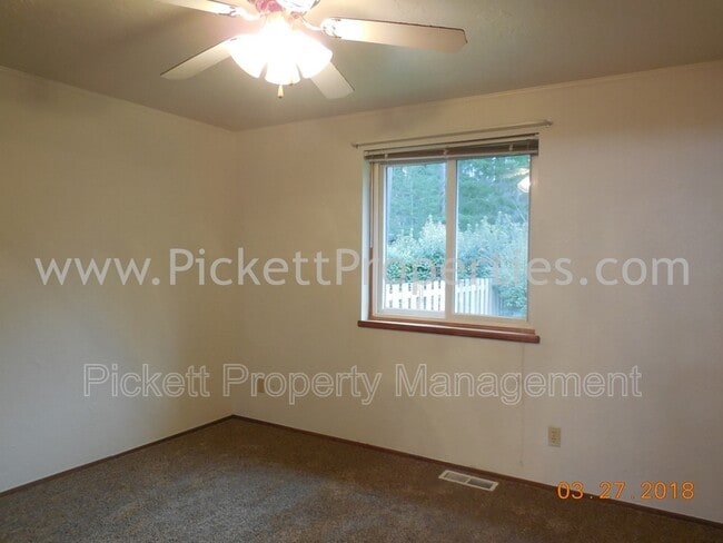 Building Photo - 1715 NW Saenz Ln