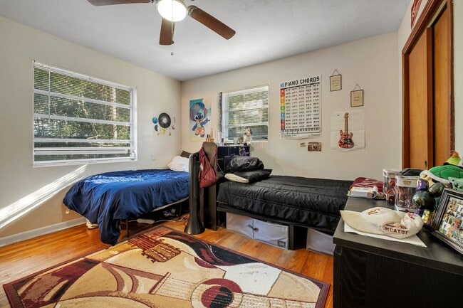 Building Photo - 1902 Sunset Ln