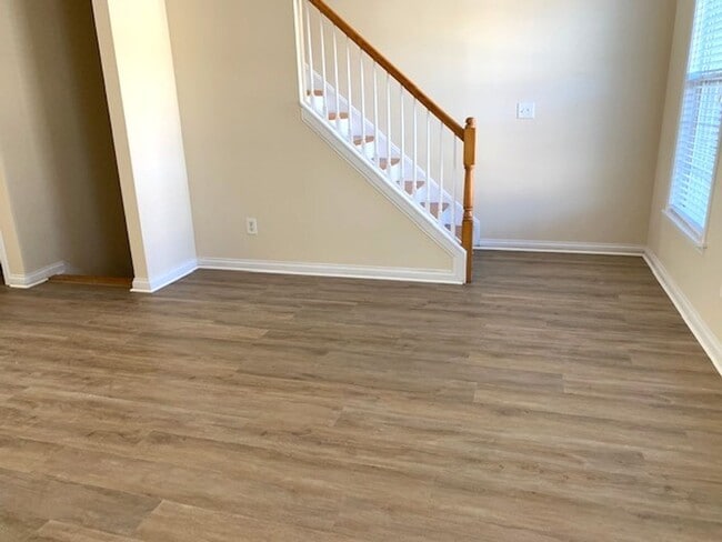 Building Photo - Spacious 3 bedroom townhouse in Dove Creek Subdivision!        20260504