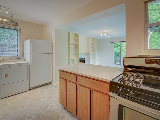 Building Photo - 9011 Lindale Dr