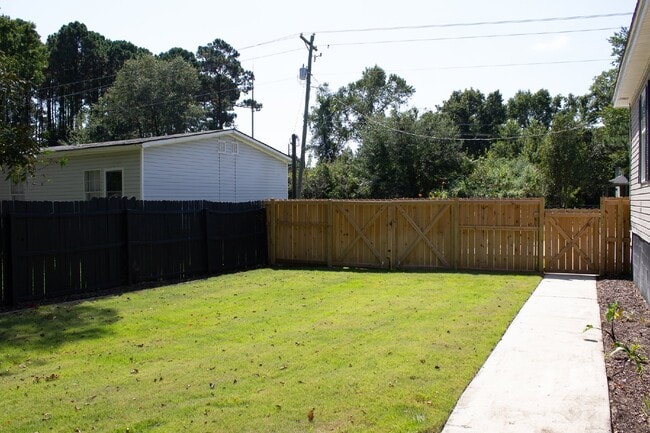 Building Photo - Spacious 4-Bed, 3-Bath Retreat on Greenhill Rd – 2000 Sq Ft of Charleston Charm!