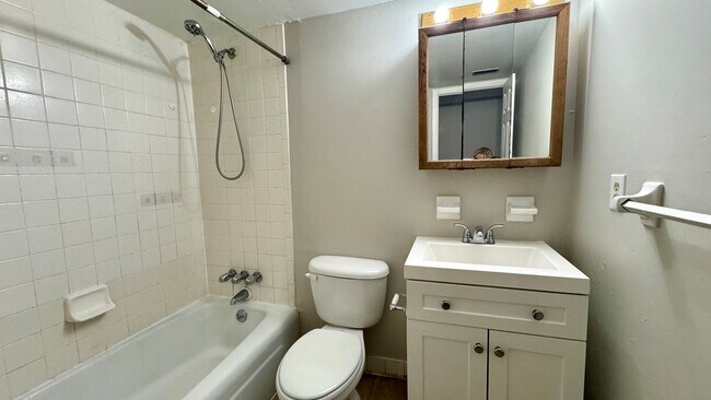 Building Photo - 1700 SW 16th Ct