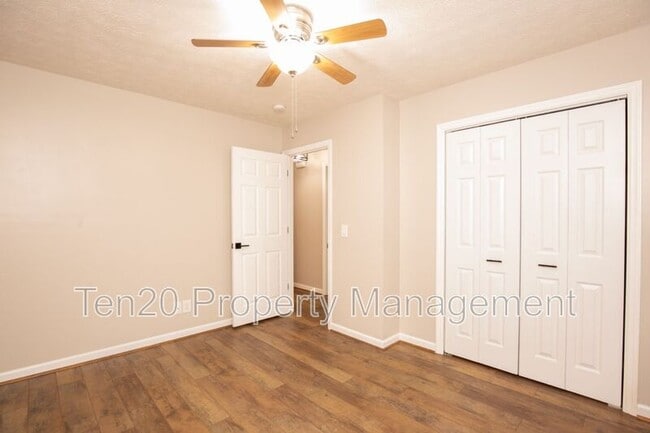 Building Photo - 7032 Robin's Nest Dr
